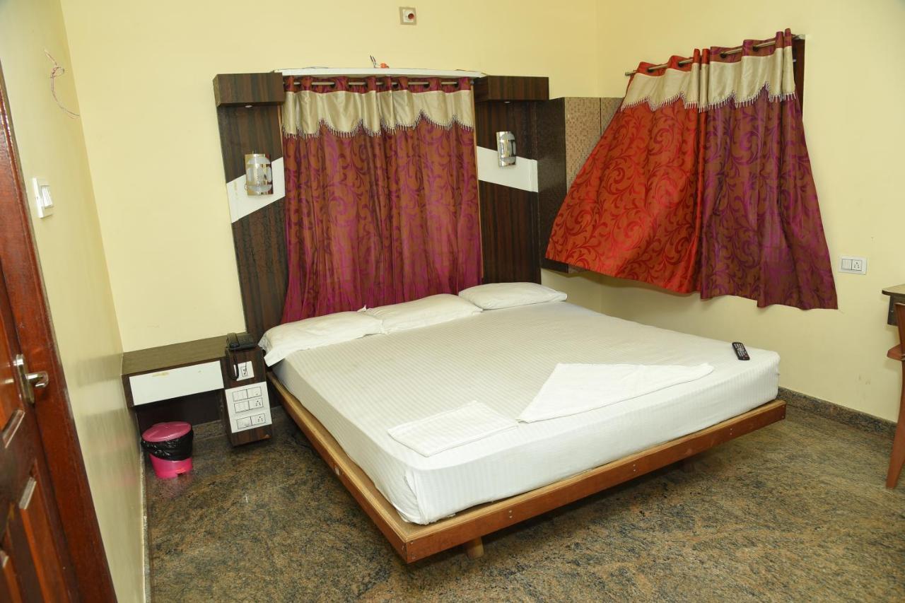 Thiruchendur Stayz Vairavel Residency Tiruchchendur Exterior photo